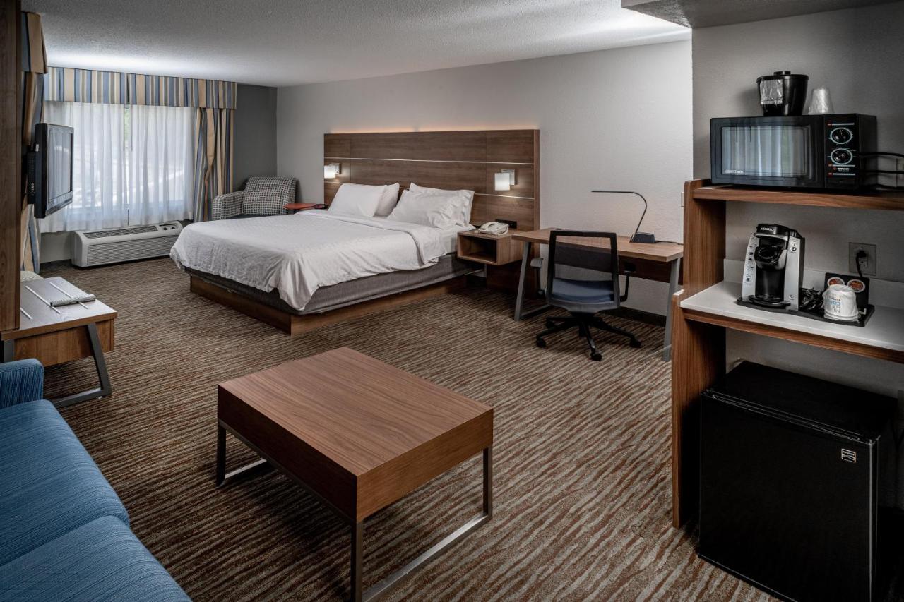 King Bed Executive Suite - Non-Smoking at Holiday Inn Express Hotel & Suites Pikeville by IHG