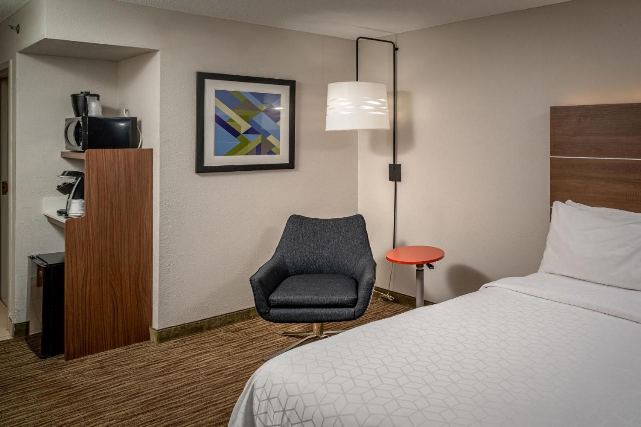 Queen Room with Two Queen Beds - Non-Smoking at Holiday Inn Express Hotel & Suites Pikeville by IHG