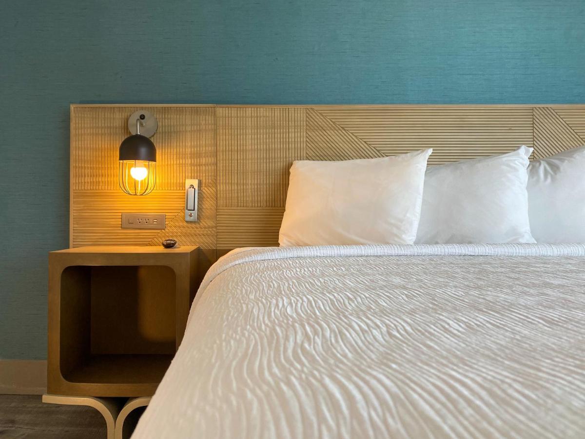 Signature Ocean View King at Marseilles Beachfront Hotel