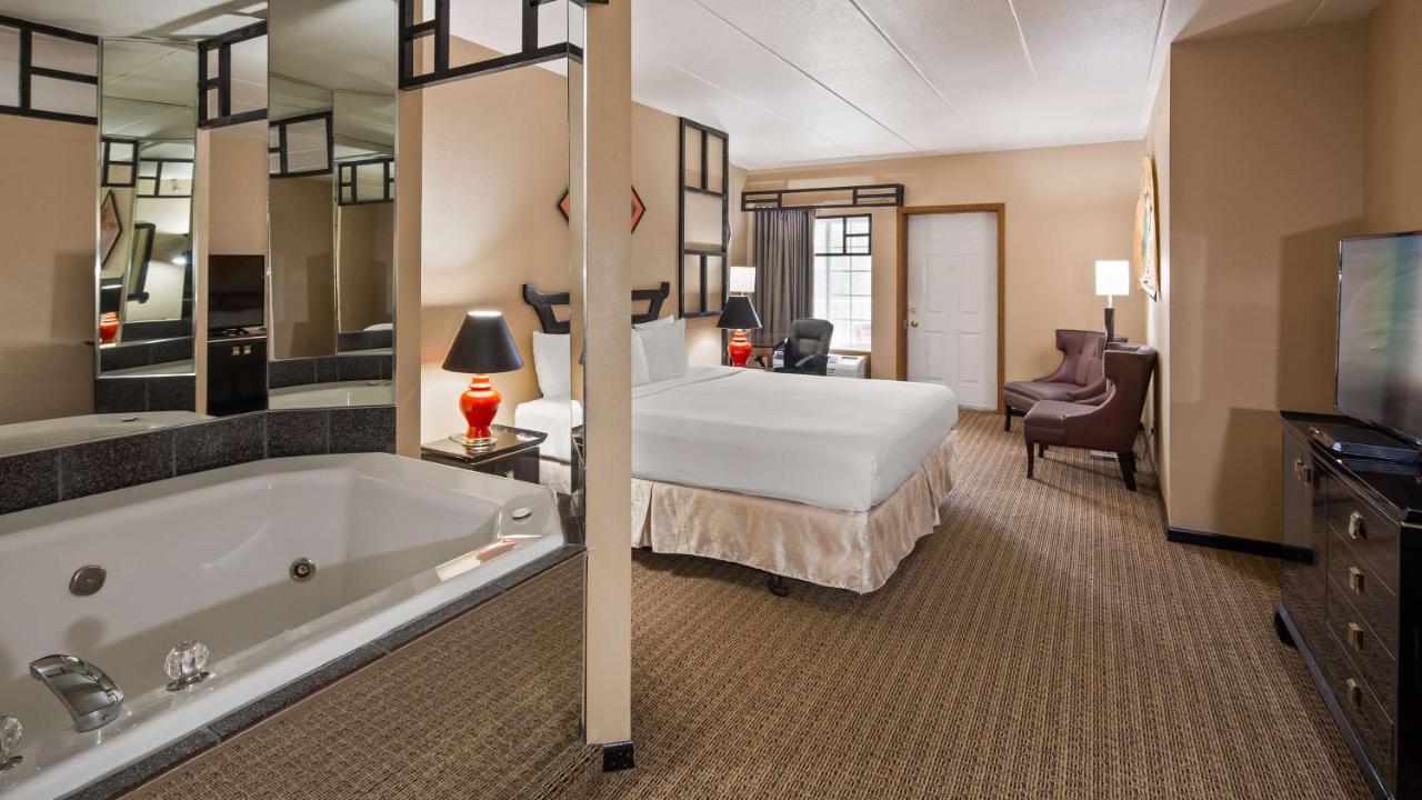 King Room with Mobility Accessible Whirlpool at Best Western Galena Inn & Suites