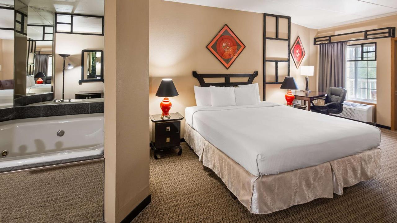 King Room with Mobility Accessible Whirlpool at Best Western Galena Inn & Suites