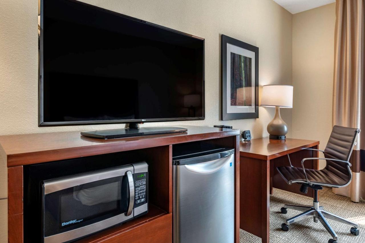 Queen Room with Two Queen Beds with Accessible Tub - Accessible/Non-Smoking at Comfort Suites Columbus West - Hilliard