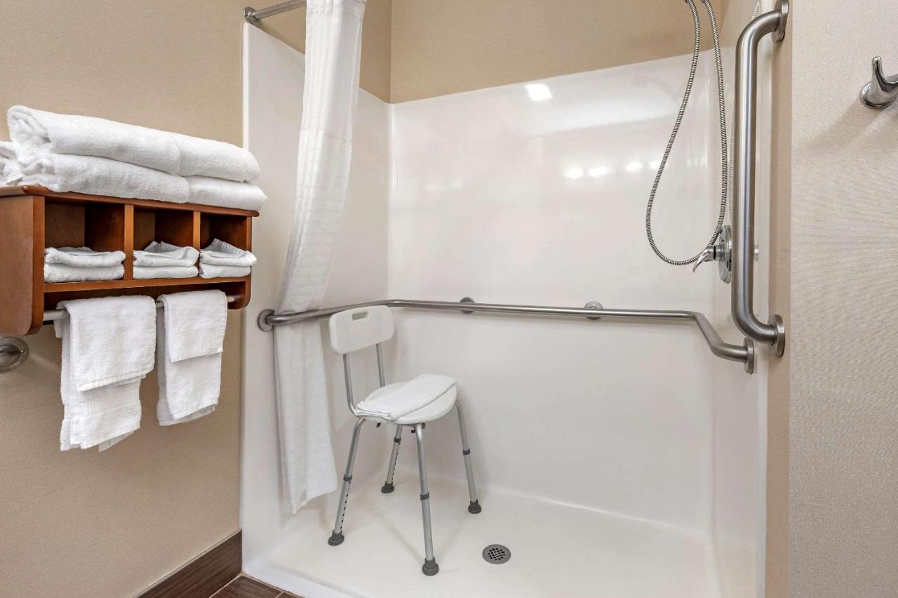 Queen Room with Two Queen Beds and Roll-in-Shower - Accessible/Non-Smoking at Comfort Suites Columbus West - Hilliard