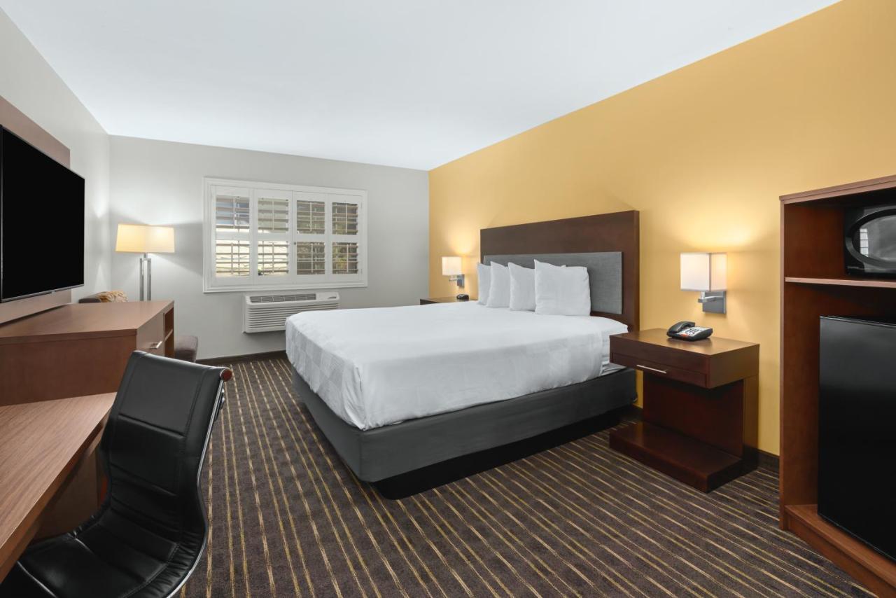 Standard King Room at Hotel Aura SFO