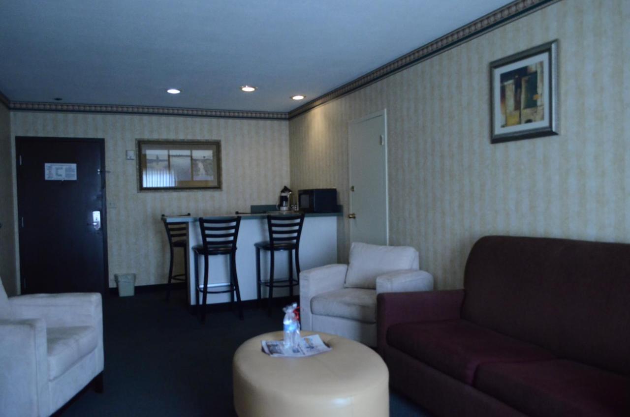 King Suite 2 person Whirlpool In Bath Non Smoking at Rodeway Inn & Suites East Windsor