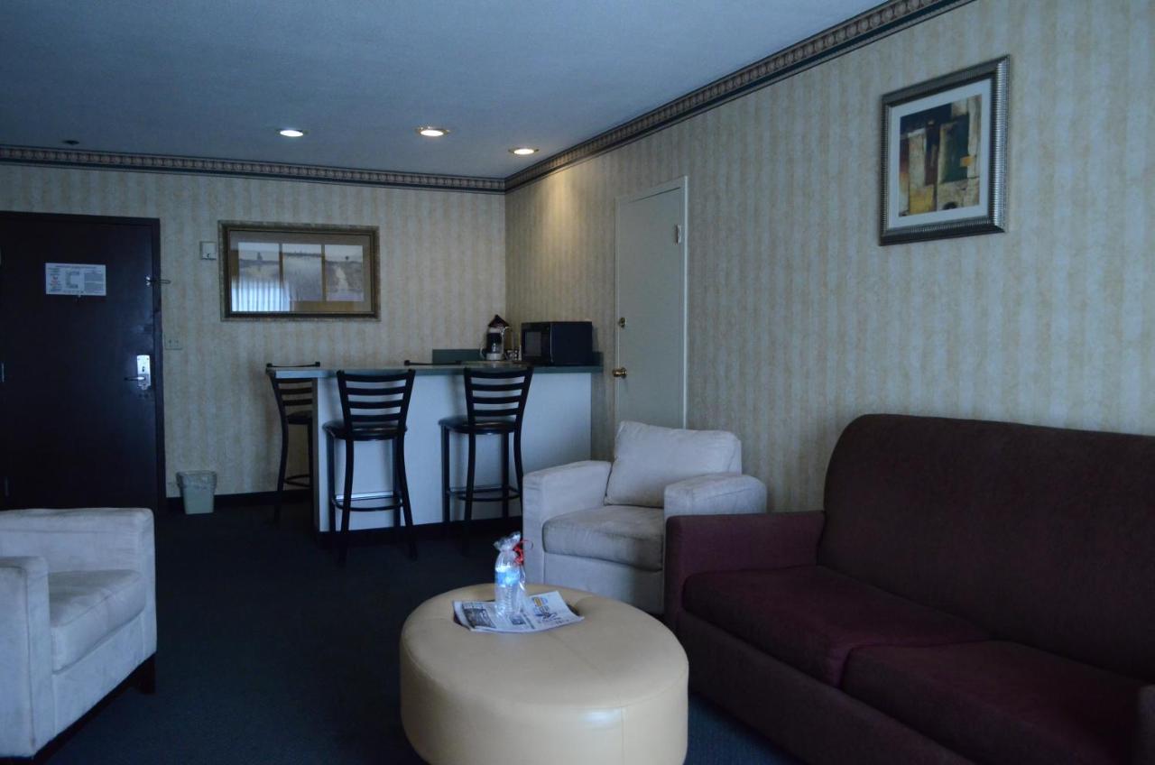 King Suite 2 person Whirlpool In Bath Non Smoking at Rodeway Inn & Suites East Windsor