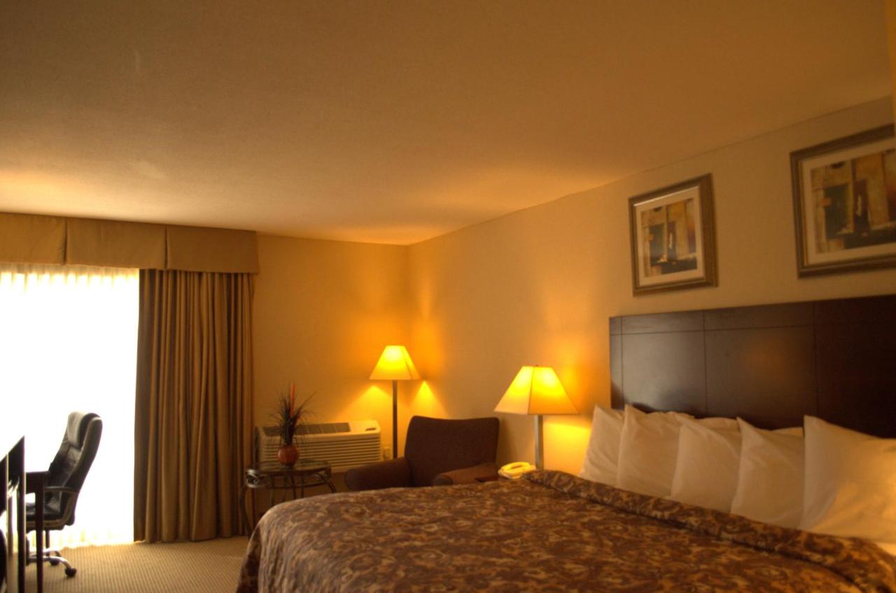 King Suite 2 person Whirlpool In Bath Non Smoking at Rodeway Inn & Suites East Windsor