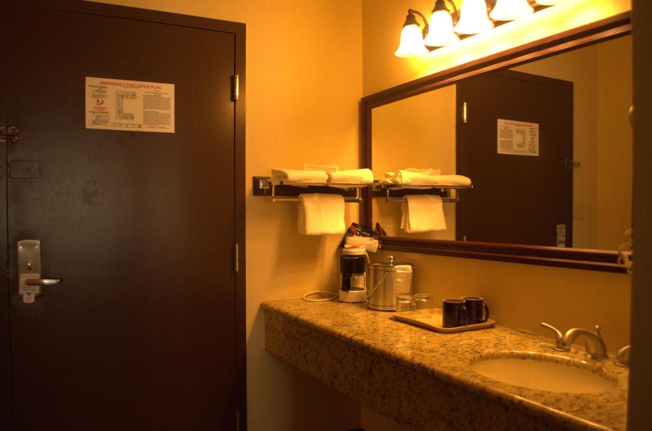 King Suite 2 person Whirlpool In Bath Non Smoking at Rodeway Inn & Suites East Windsor