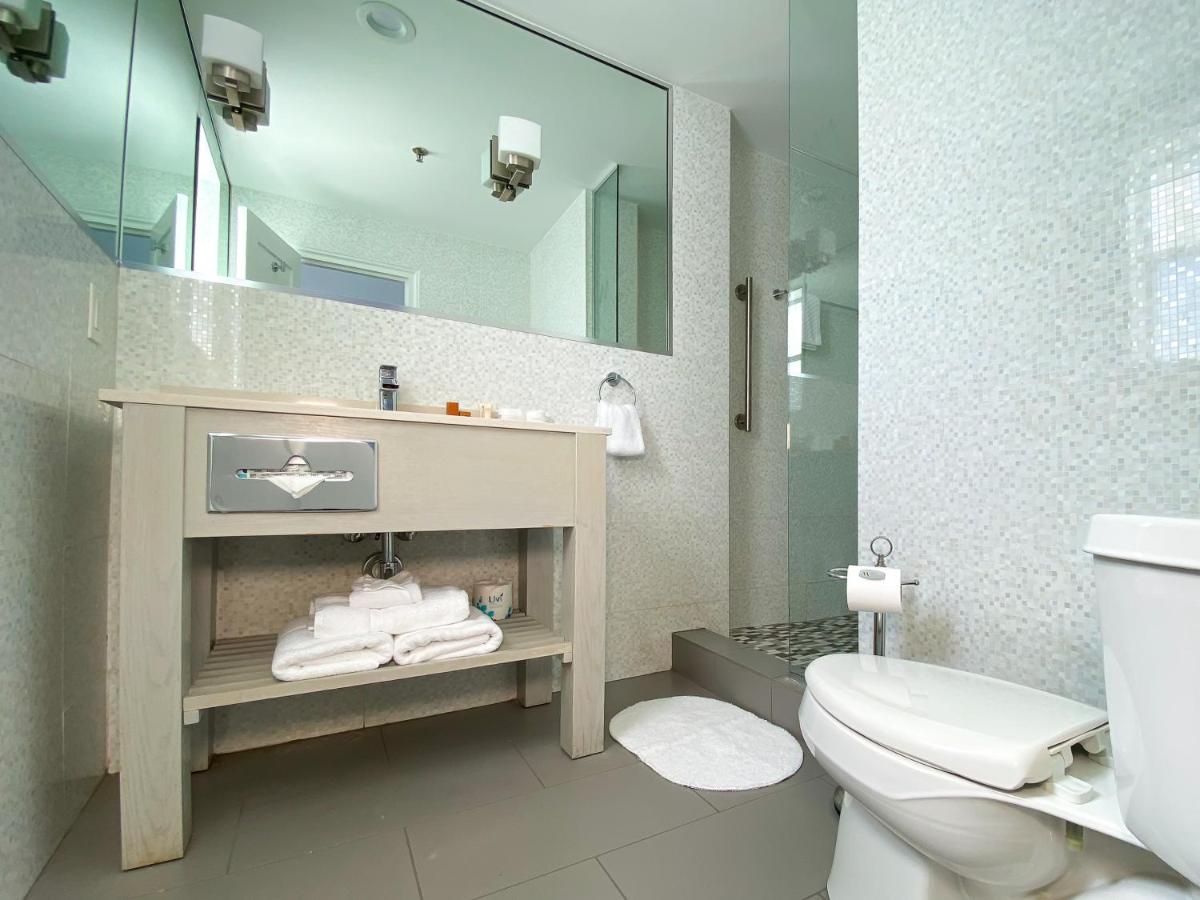 Junior Suite King at Marseilles Beachfront Hotel