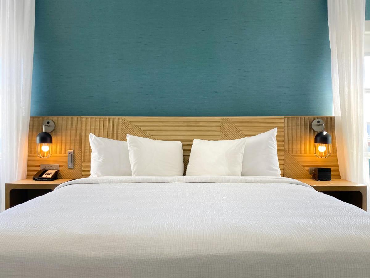Junior Suite King at Marseilles Beachfront Hotel