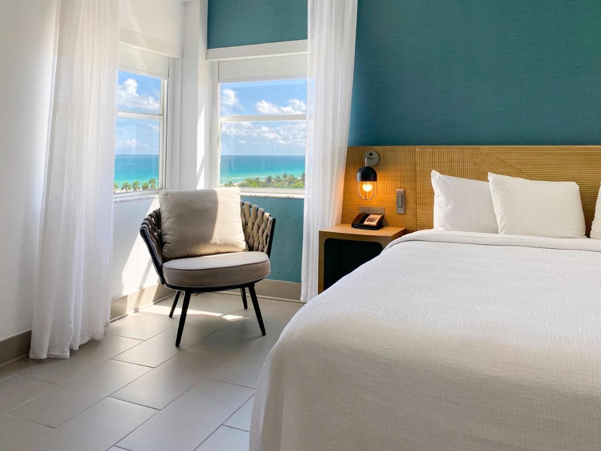 Junior Suite King at Marseilles Beachfront Hotel