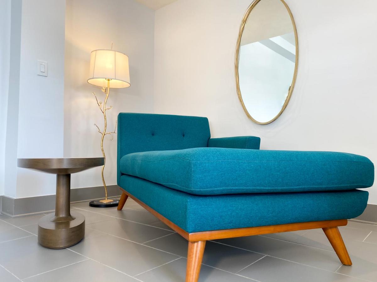 Junior Suite King at Marseilles Beachfront Hotel