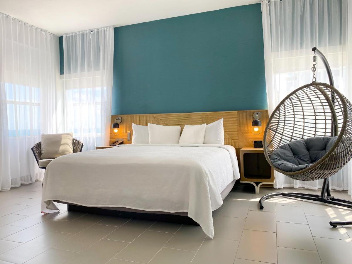 Junior Suite King at Marseilles Beachfront Hotel