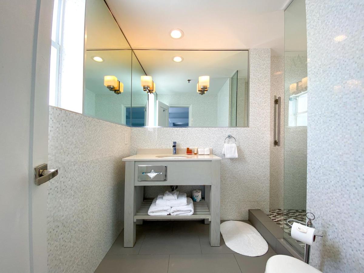 Junior Suite King at Marseilles Beachfront Hotel
