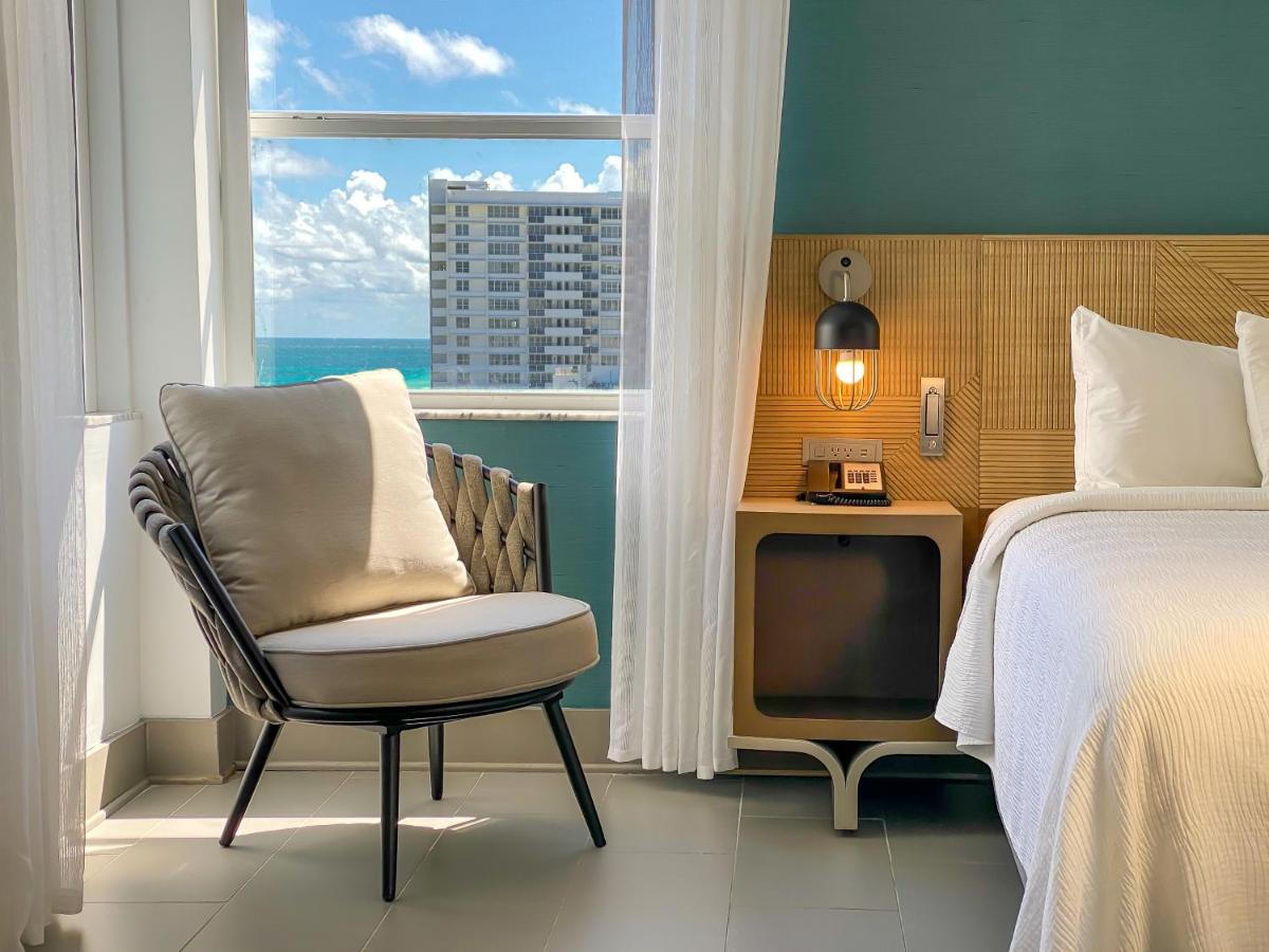 Junior Suite King at Marseilles Beachfront Hotel