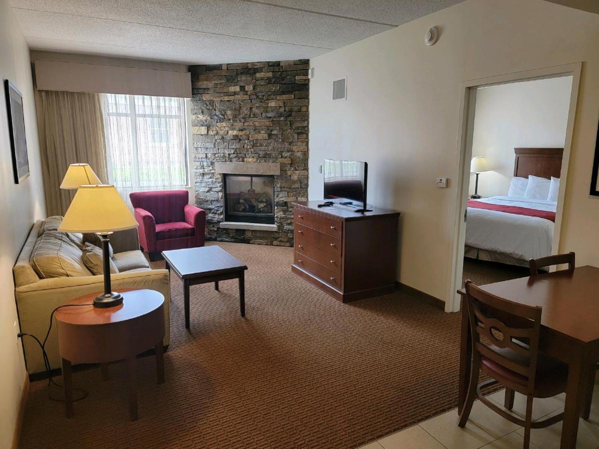 King Suite with Fireplace - Lodge at Penn Wells Lodge