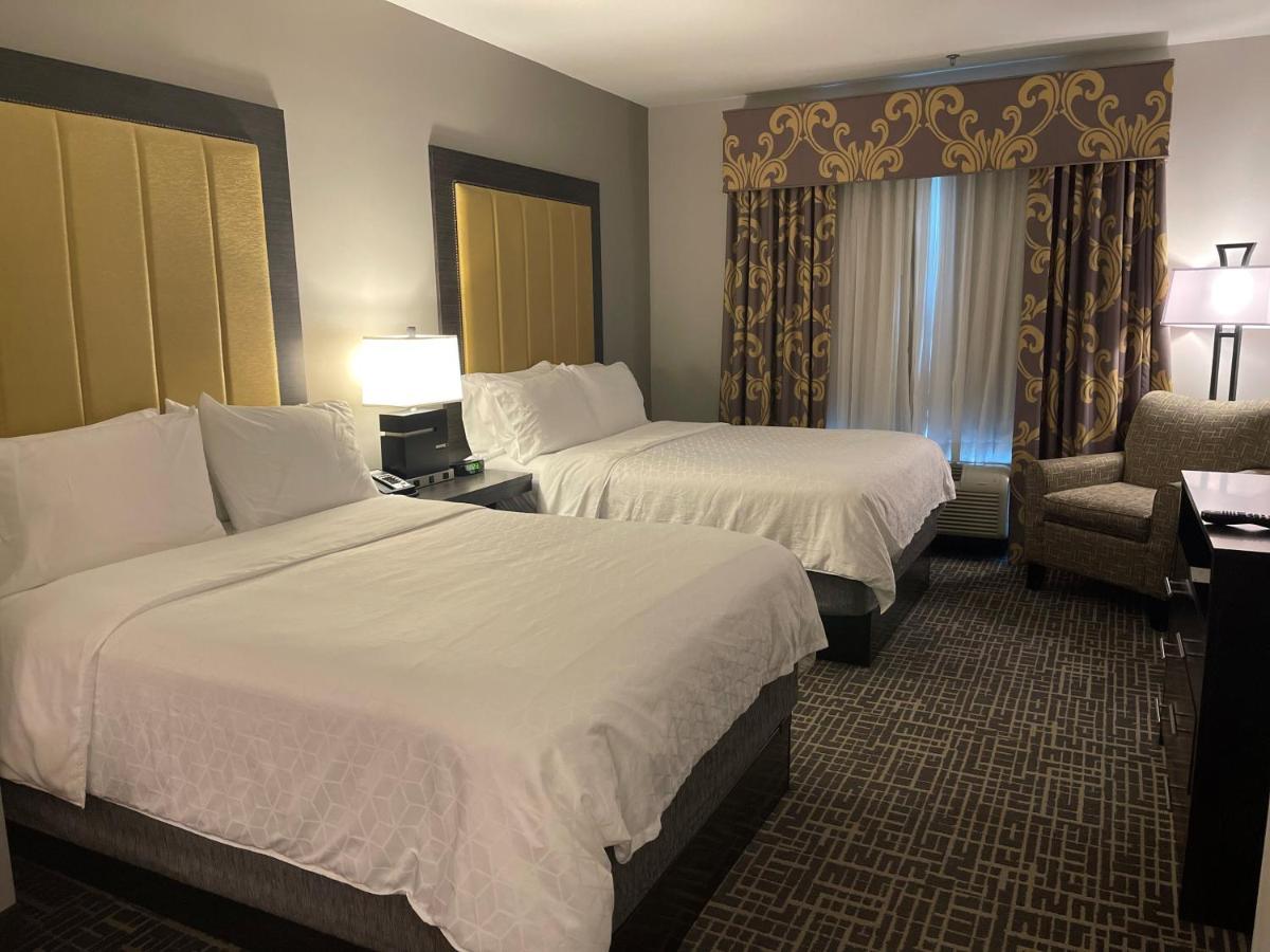 Twin Room - Disability Access with Bath Tub at Holiday Inn Express & Suites Gonzales by IHG