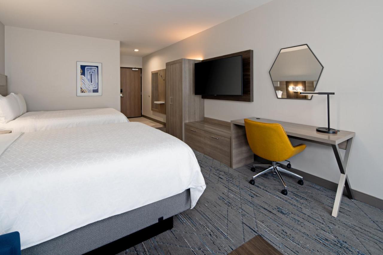 Queen Suite with Two Queen Beds - Non-Smoking at Best Western Valencia/Six Flags Inn & Suites