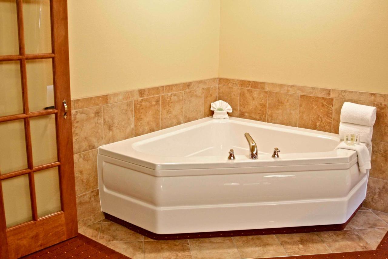 Suite with Whirlpool at Arbuckle Lodge