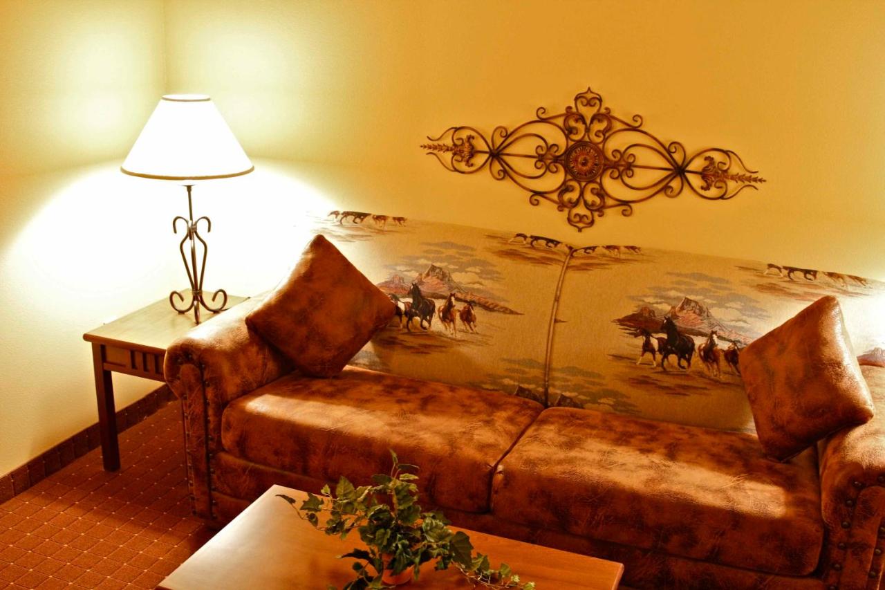 Deluxe King Suite at Arbuckle Lodge