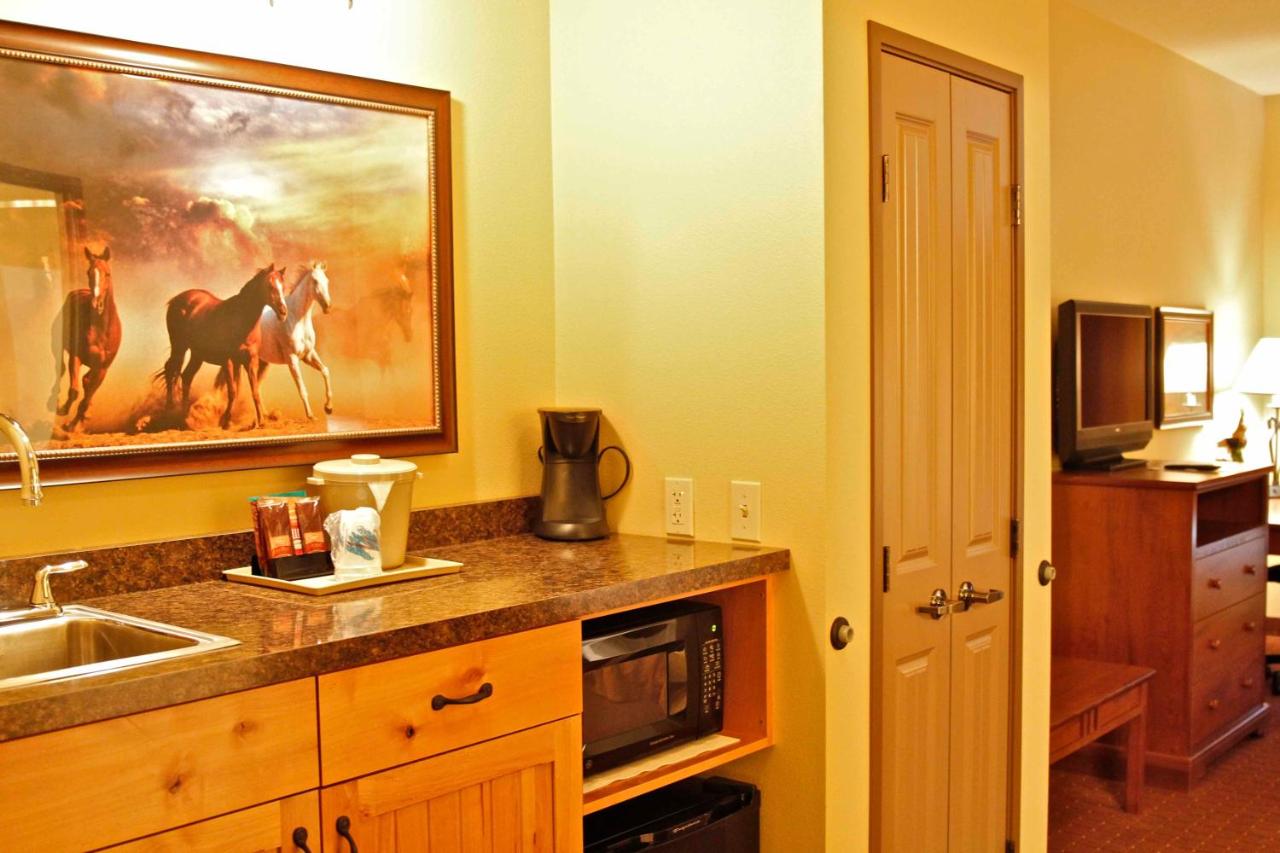 Deluxe King Suite at Arbuckle Lodge