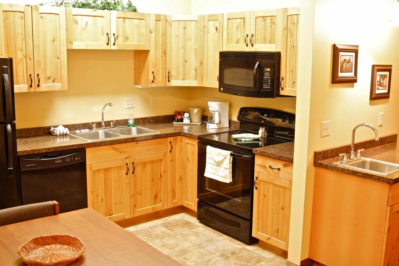 Deluxe Two Bedroom Suite at Arbuckle Lodge