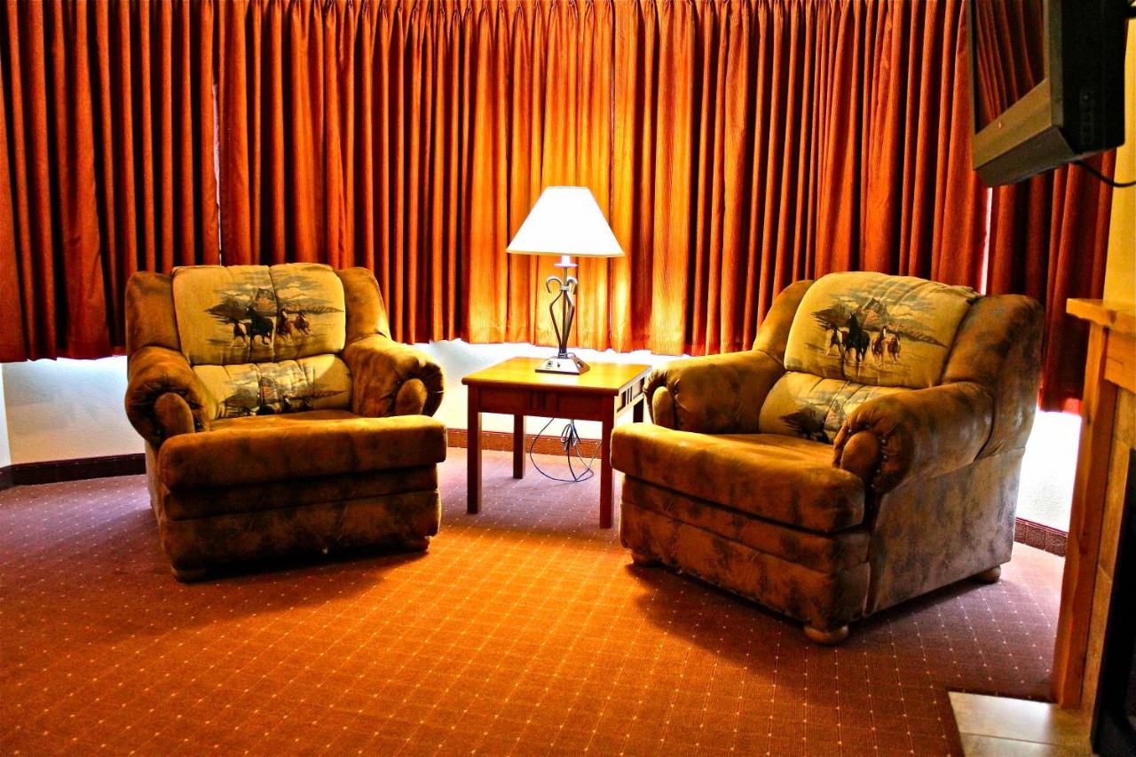 Suite with Whirlpool at Arbuckle Lodge