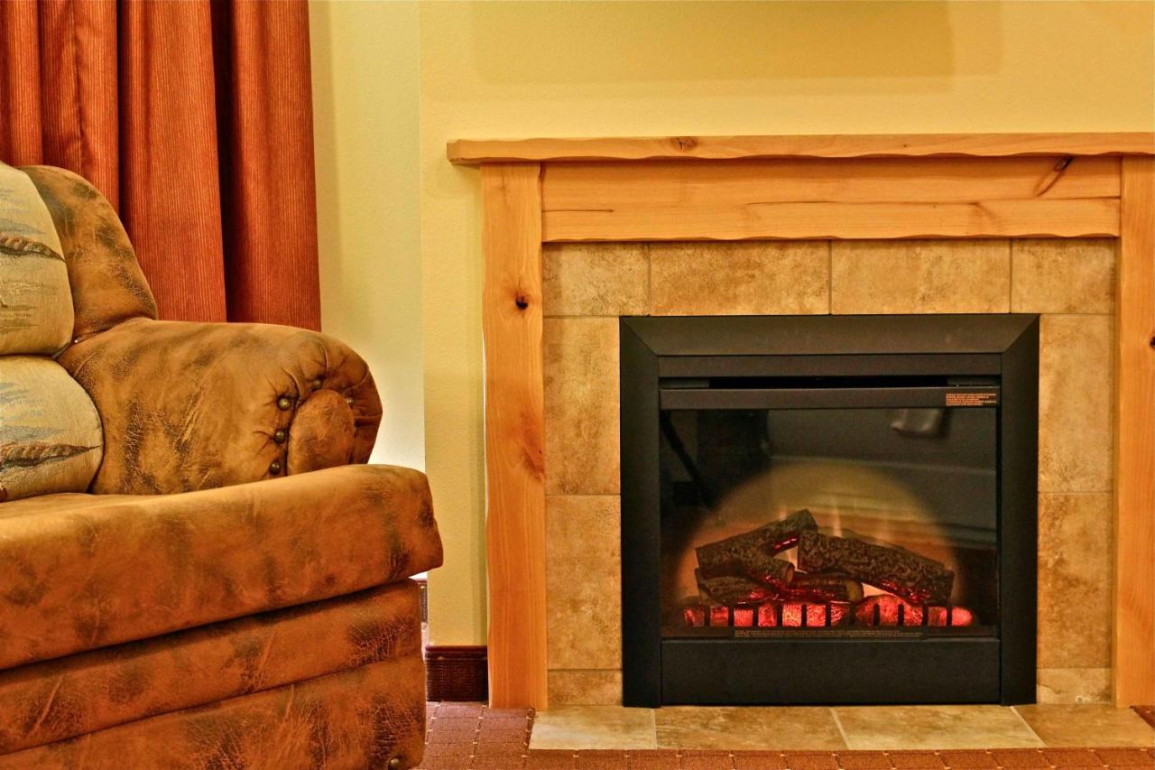 Suite with Whirlpool at Arbuckle Lodge