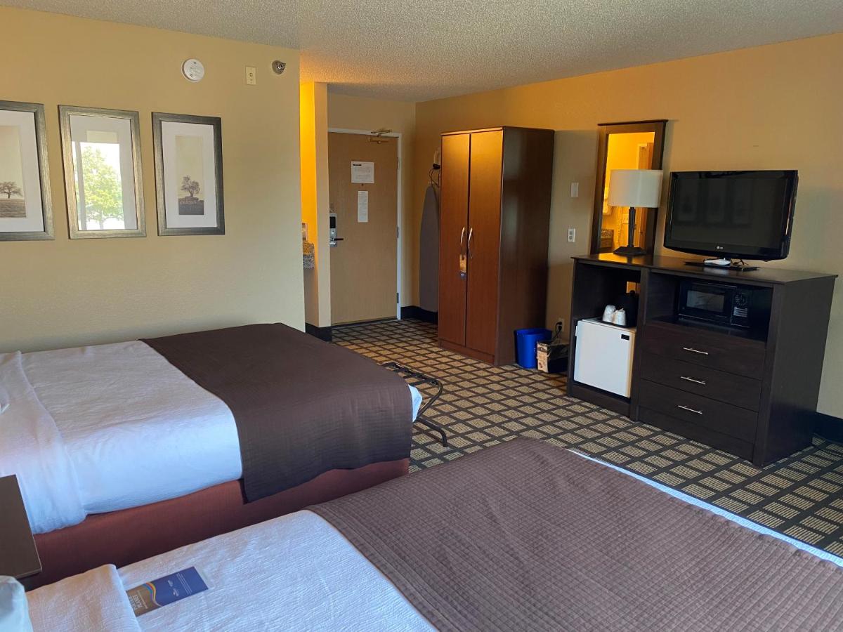 Business Queen Room - Non-Smoking at Baymont by Wyndham Lakeville