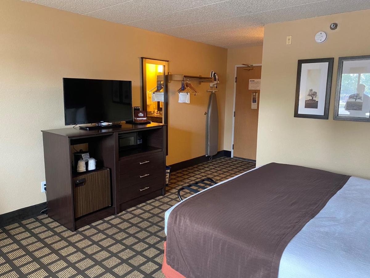 Business King Room - Non-Smoking at Baymont by Wyndham Lakeville