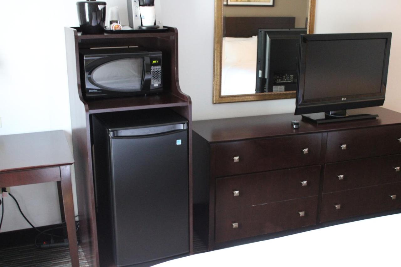 King Suite with Whirlpool at Holiday Inn Express & Suites Chicago-Deerfield/Lincolnshire by IHG