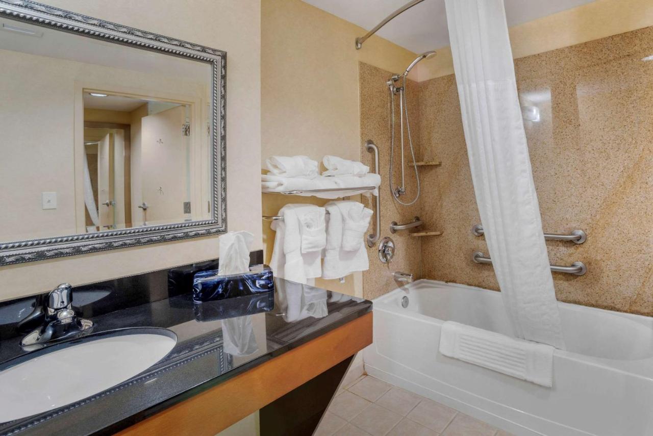 King Room - Accessible/Non-Smoking at Comfort Suites Fredericksburg North