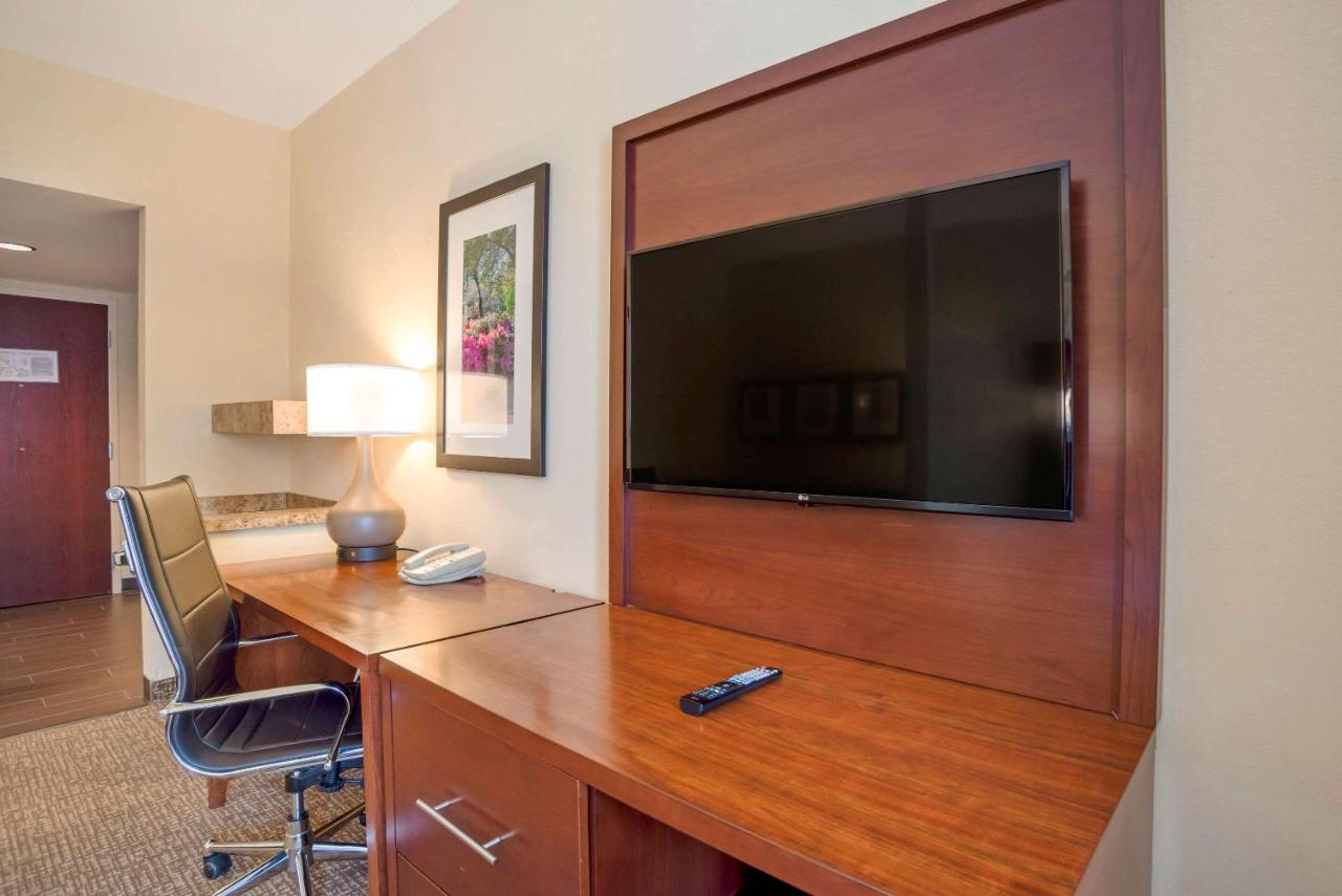 King Suite - Accessible/Non-Smoking at Comfort Suites Fredericksburg North
