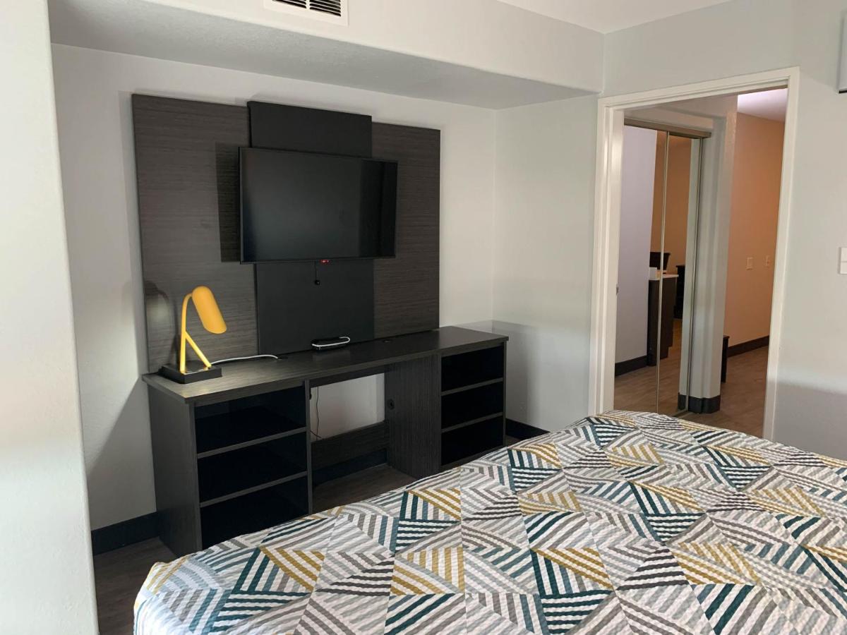 King Room with Roll-in Shower - Disability Access - Non-Smoking at Hawthorn Extended Stay by Wyndham Hobbs