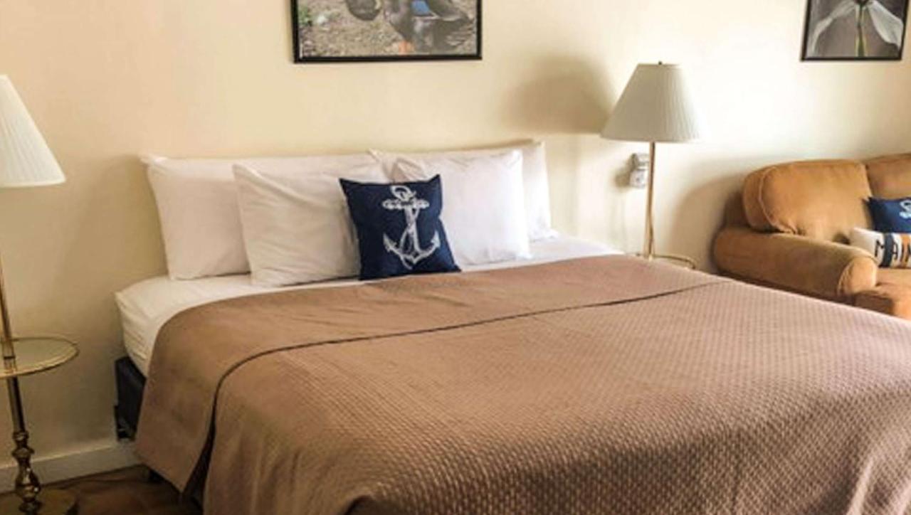 Standard King Room at Colonial Inn Ellsworth
