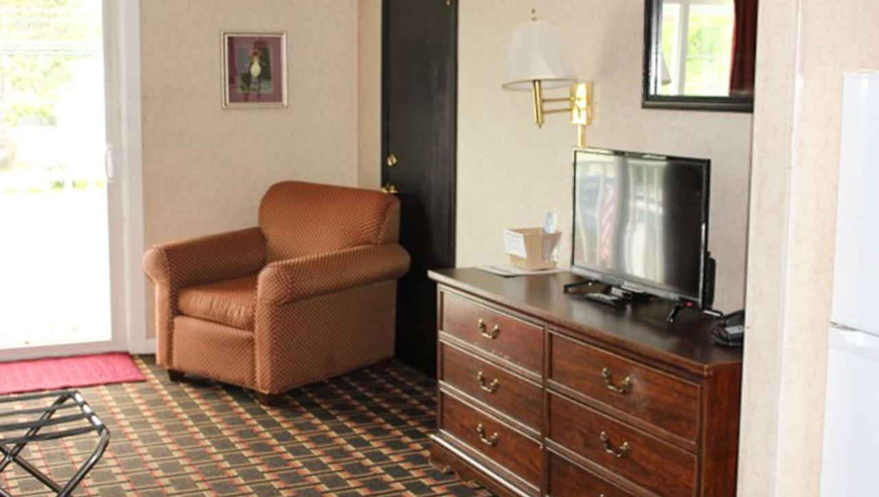 Standard King Room at Colonial Inn Ellsworth
