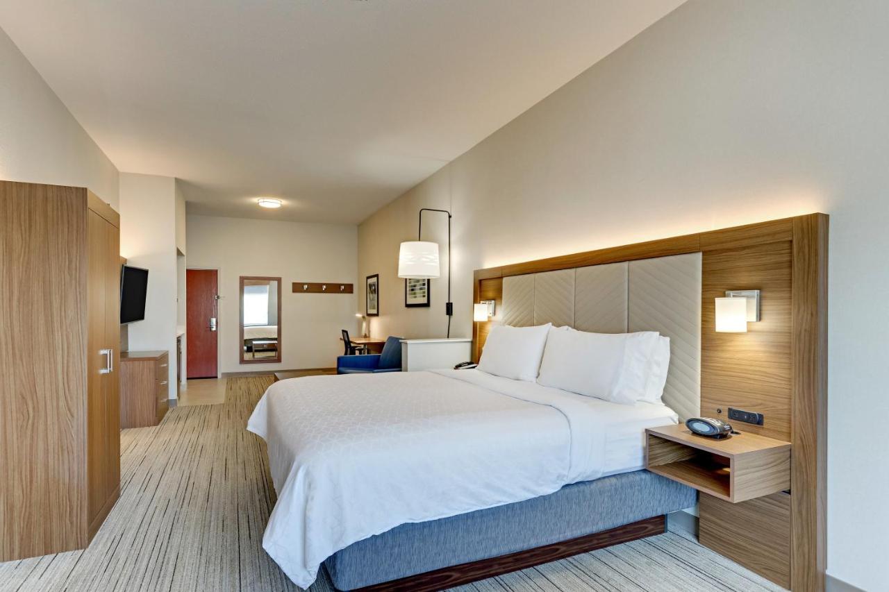 Family Suite Non-Smoking at Holiday Inn Express & Suites Weatherford by IHG