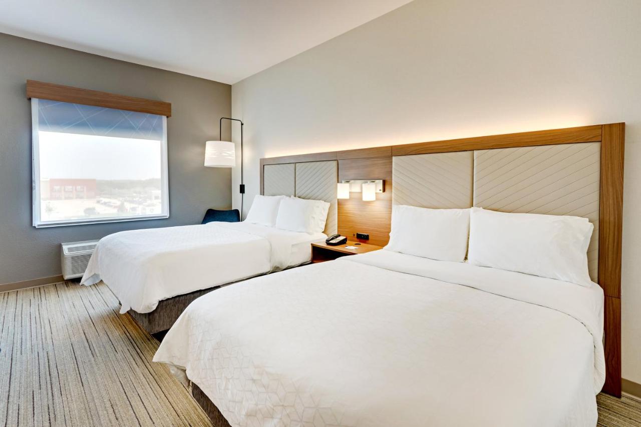 Queen Room with Two Queen Beds at Holiday Inn Express & Suites Weatherford by IHG