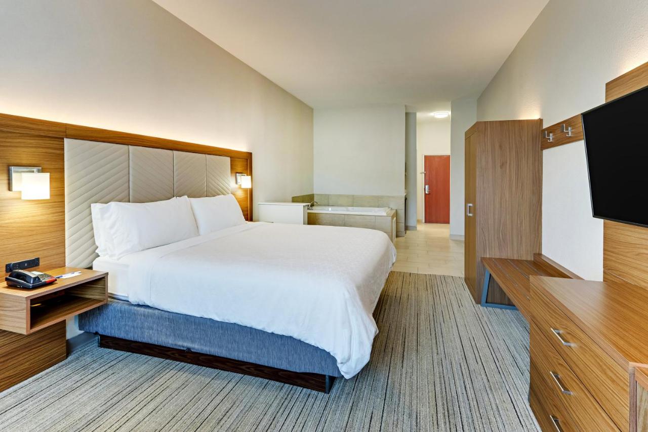 King Room with Spa Bath at Holiday Inn Express & Suites Weatherford by IHG