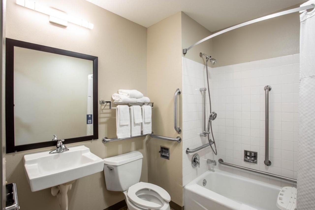 Queen Room - Disability Access/Non-Smoking at Days Inn by Wyndham Marquette