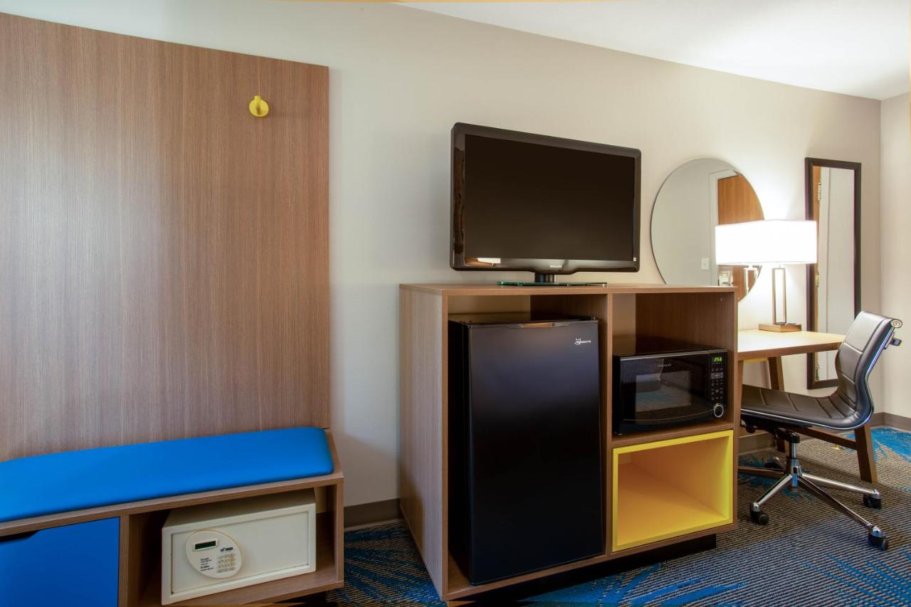 Queen Room - Disability Access/Non-Smoking at Days Inn by Wyndham Marquette