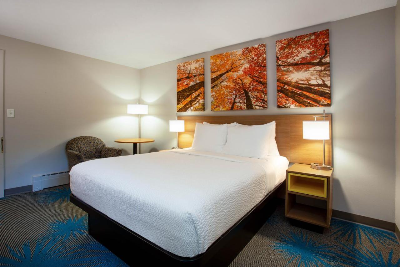 Queen Room - Disability Access/Non-Smoking at Days Inn by Wyndham Marquette