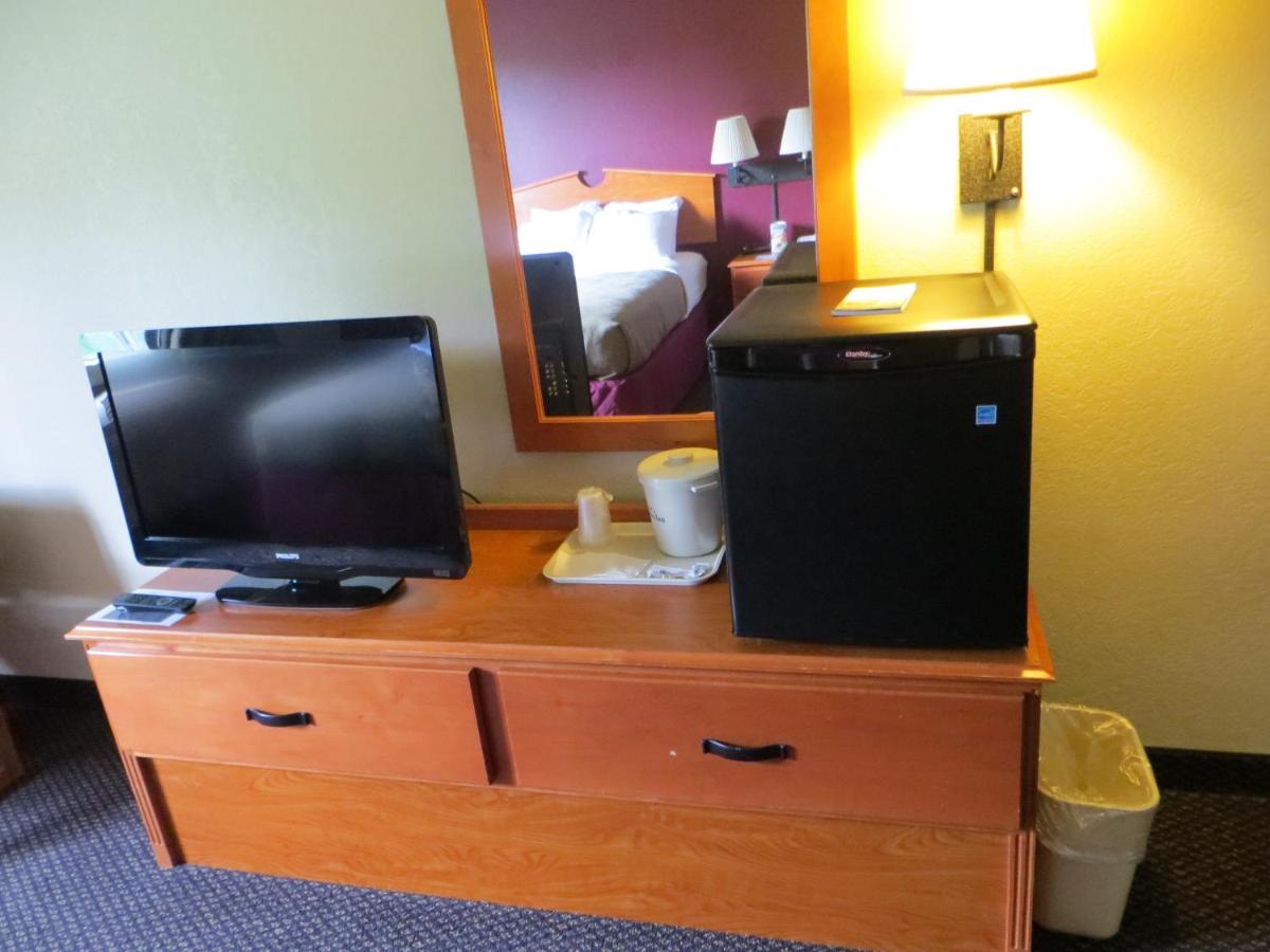 King Suite with Spa Bath at Cobblestone Hotel & Suites - Baldwin