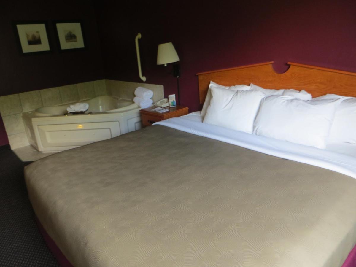 King Suite with Spa Bath at Cobblestone Hotel & Suites - Baldwin