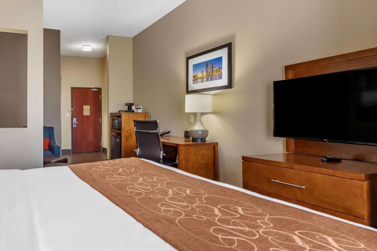 King Suite at Comfort Suites Near Texas A&M University - Corpus Christi