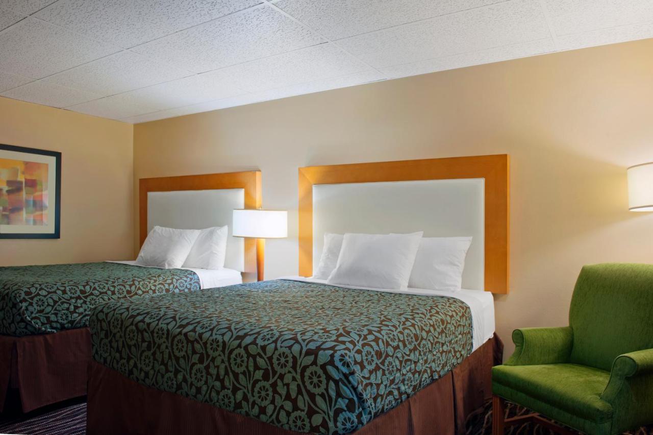 Queen Room with Two Queen Beds - Non-Smoking at Days Inn by Wyndham Yakima
