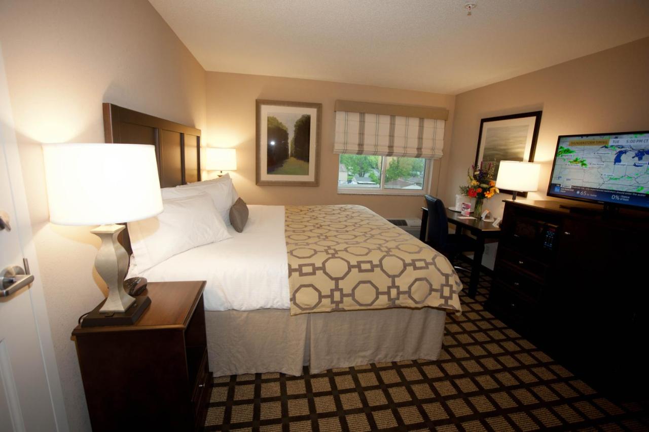 Standard King Room at Baymont by Wyndham Erie