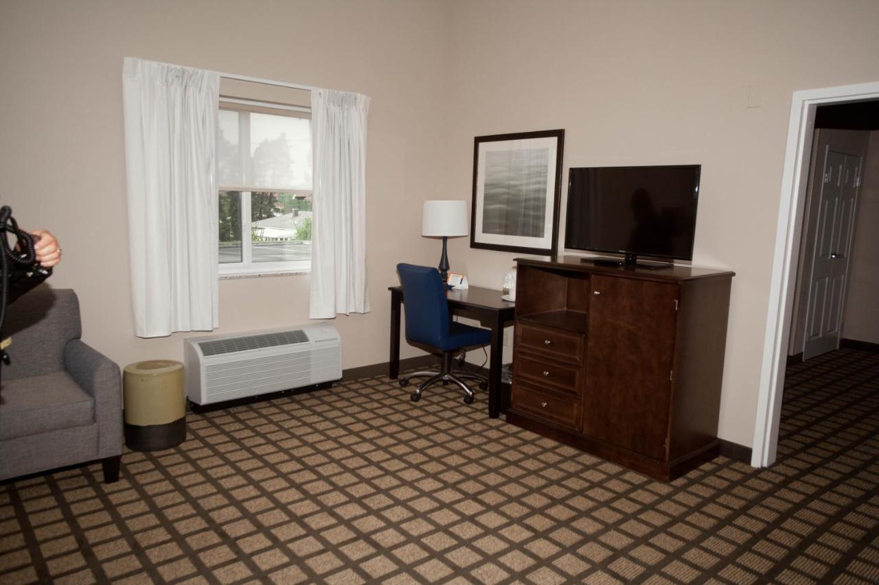 King Suite at Baymont by Wyndham Erie