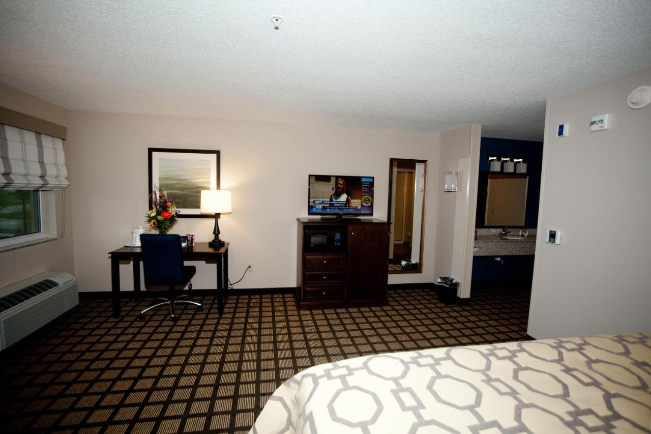 King Suite at Baymont by Wyndham Erie