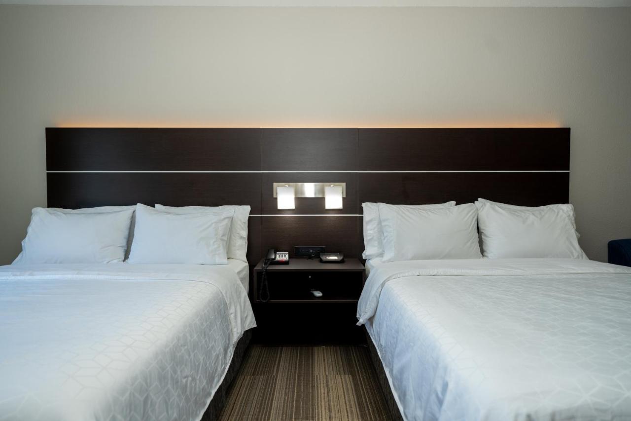 Deluxe Suite at Holiday Inn Express & Suites Deer Park by IHG
